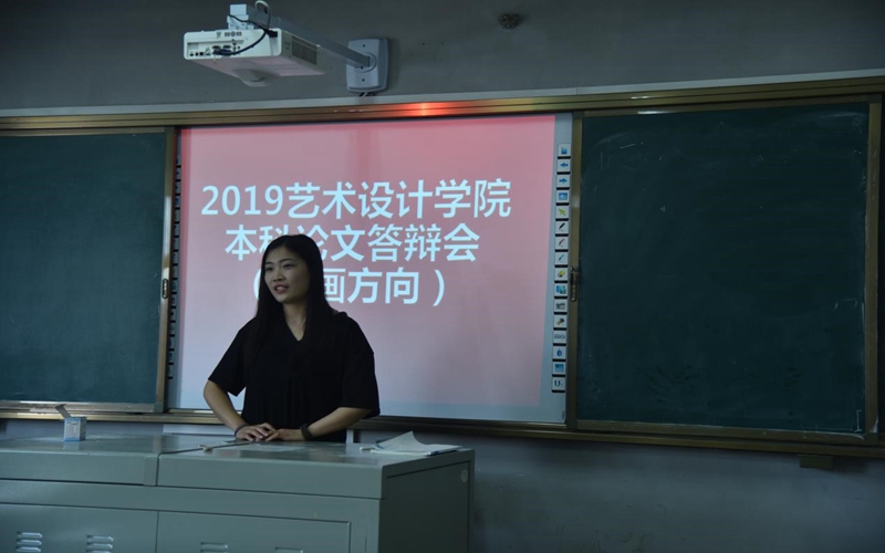 本采访组把镜头对准了美术学专业毕业生的答辩过程.
