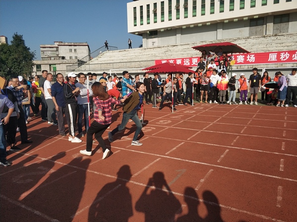 学院的运动健儿们不断超越自我,朱芊,彭道成等同学在比赛中奋勇拼搏